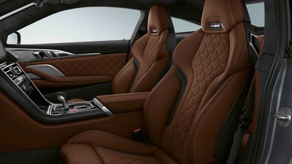In the M8 Coupe, the driver and front passenger have a sporty, low seating position and the controls are grouped into clusters according to their functions. In the M8 Coupe, the driver and front passenger have a sporty, low seating position and the controls are grouped into clusters according to their functions.