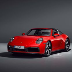 At the front, between the 911 Targa's LED headlights, its bonnet has a distinctive recess evoking the design of the first 911 generations.