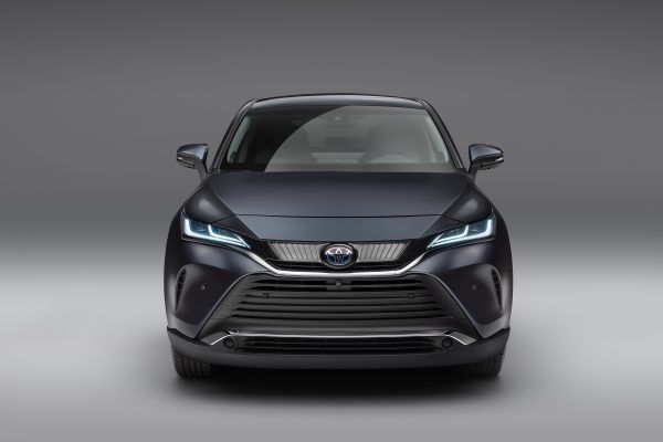 Just like Harrier, Venza gets a front with continuity of lines flowing from the front upper grille through to the headlamps. Similarly, it has a chrome strip integrating the headlights and a strip underlining the grille. Just like Harrier, Venza gets a front with continuity of lines flowing from the front upper grille through to the headlamps. Similarly, it has a chrome strip integrating the headlights and a strip underlining the grille.