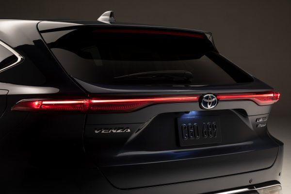 Venza gets LED tail lamp strip running across the rear with a chrome lining under the boot-lid which make it difficult to separate from the Harrier. Venza gets LED tail lamp strip running across the rear with a chrome lining under the boot-lid which make it difficult to separate from the Harrier.