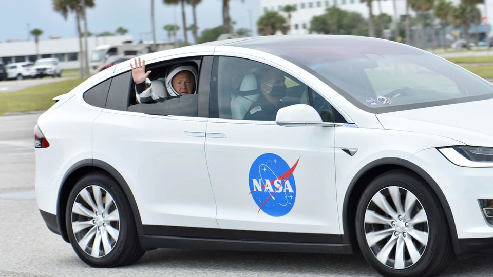 In Pics Tesla Model X Transports Spacex Astronauts To Launch Site