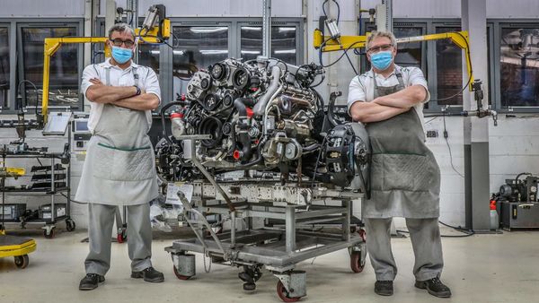 A total of 36,000 L-series engines were handcrafted. Each of them requires approximately 15 hours of work. A total of 36,000 L-series engines were handcrafted. Each of them requires approximately 15 hours of work.
