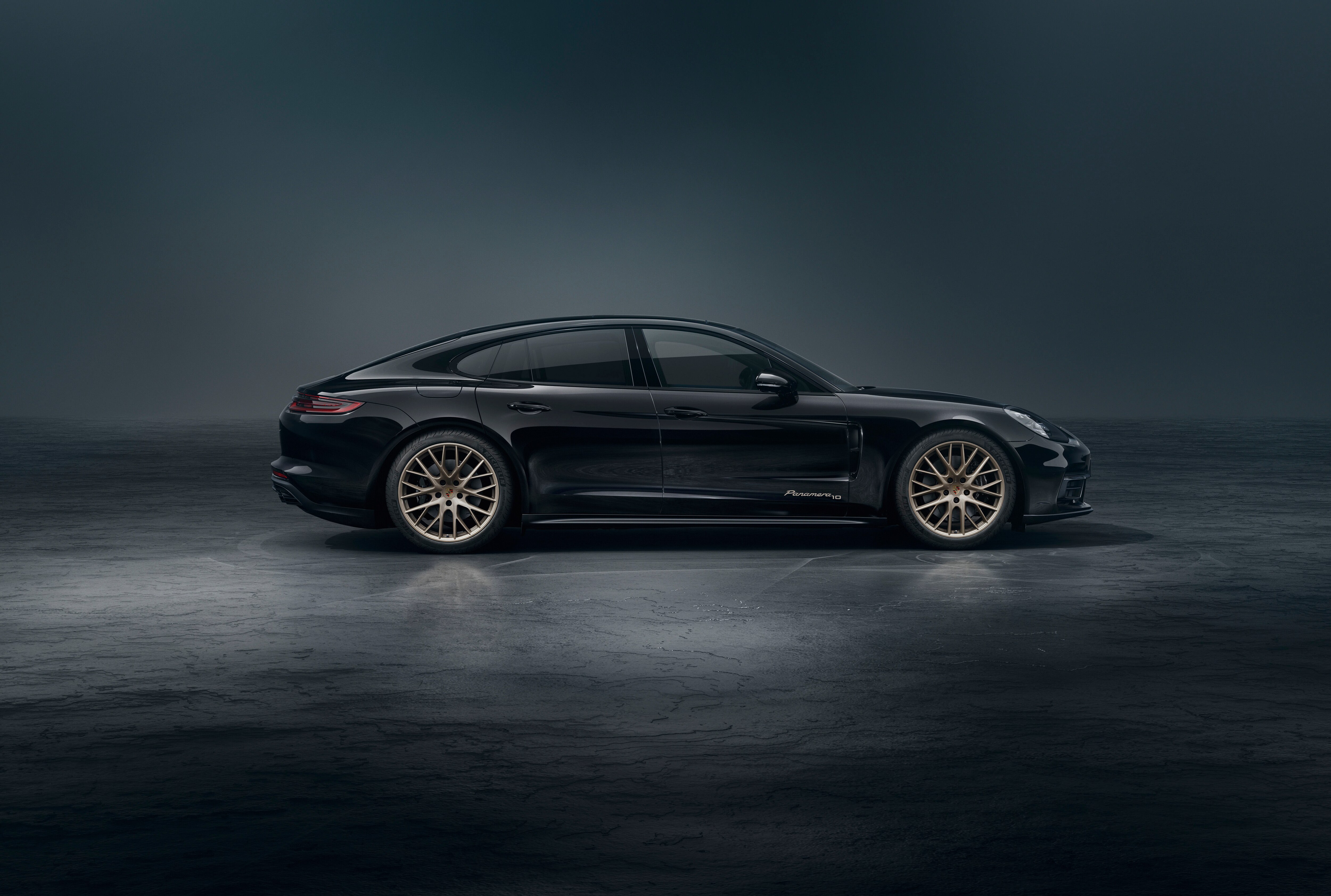The 21-inch White Gold Metallic wheels instantly distinguishes the special edition Panamera.