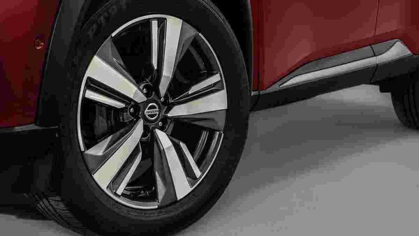 Five drive modes are available with Rogue All-Wheel Drive models – Off-road, Snow, Standard, Eco and Sport. Five drive modes are available with Rogue All-Wheel Drive models – Off-road, Snow, Standard, Eco and Sport.