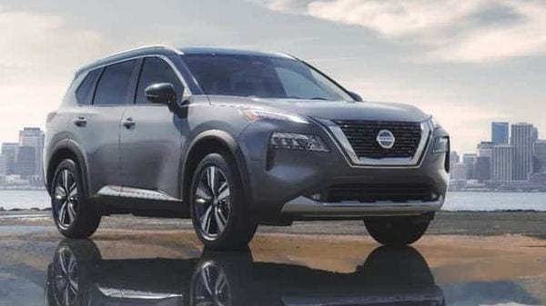 The front grille has the V-motif, which is a signature of the Nissan SUV, and the headlights have been renovated to a fearless image with thin and slender LEDs. The front grille has the V-motif, which is a signature of the Nissan SUV, and the headlights have been renovated to a fearless image with thin and slender LEDs.