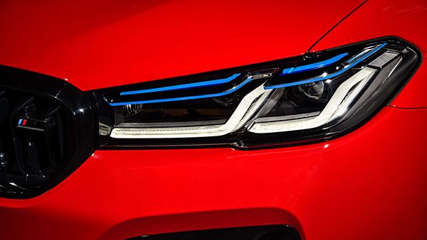 New L-shaped light tubes within the slimmer, redesigned LED headlights give a more focused, modern appearance to the M5. New L-shaped light tubes within the slimmer, redesigned LED headlights give a more focused, modern appearance to the M5.