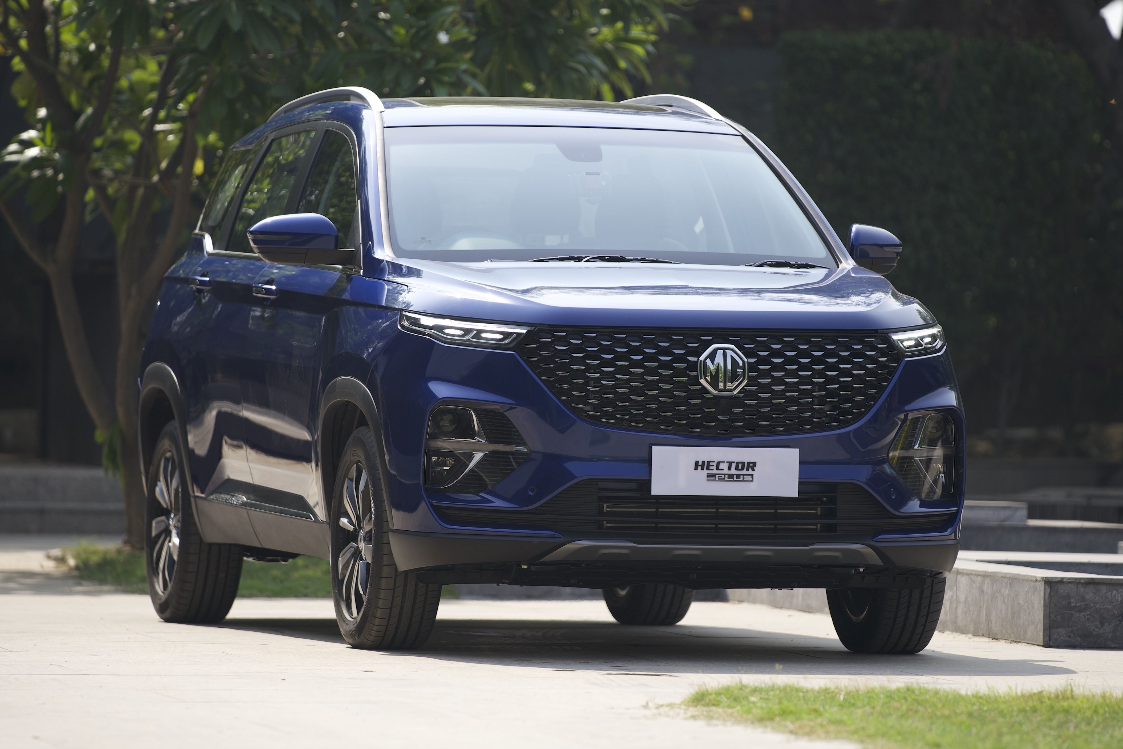 MG Hector Plus SUV gets stylish new headlamps which flank a new chrome-studded front Grille,