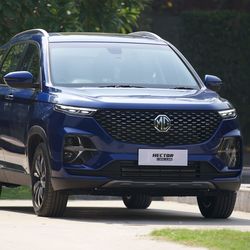 MG Hector Plus SUV gets stylish new headlamps which flank a new chrome-studded front Grille,
