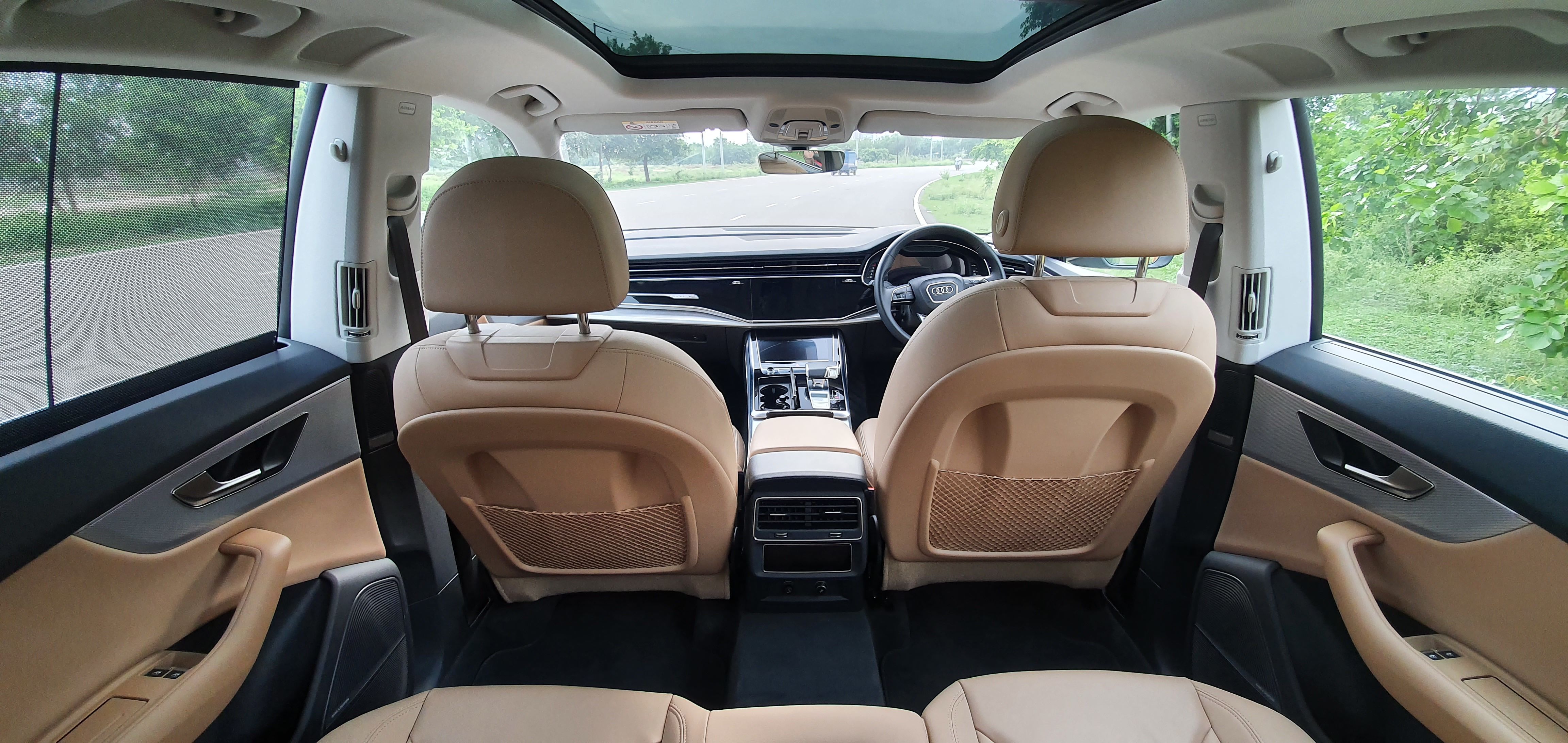 The large frameless windows and the panoramic sunroof make the large cabin of the Q8 appear even larger. (HTAuto.com/Sabyasachi Dasgupta)