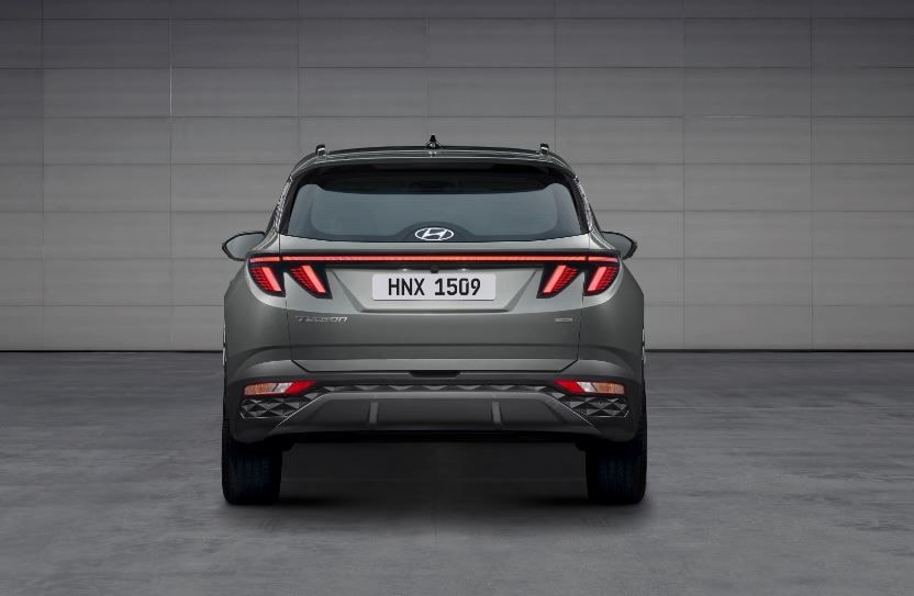 The rear profile of 2021 Tucson is highlighted by the triple light system.