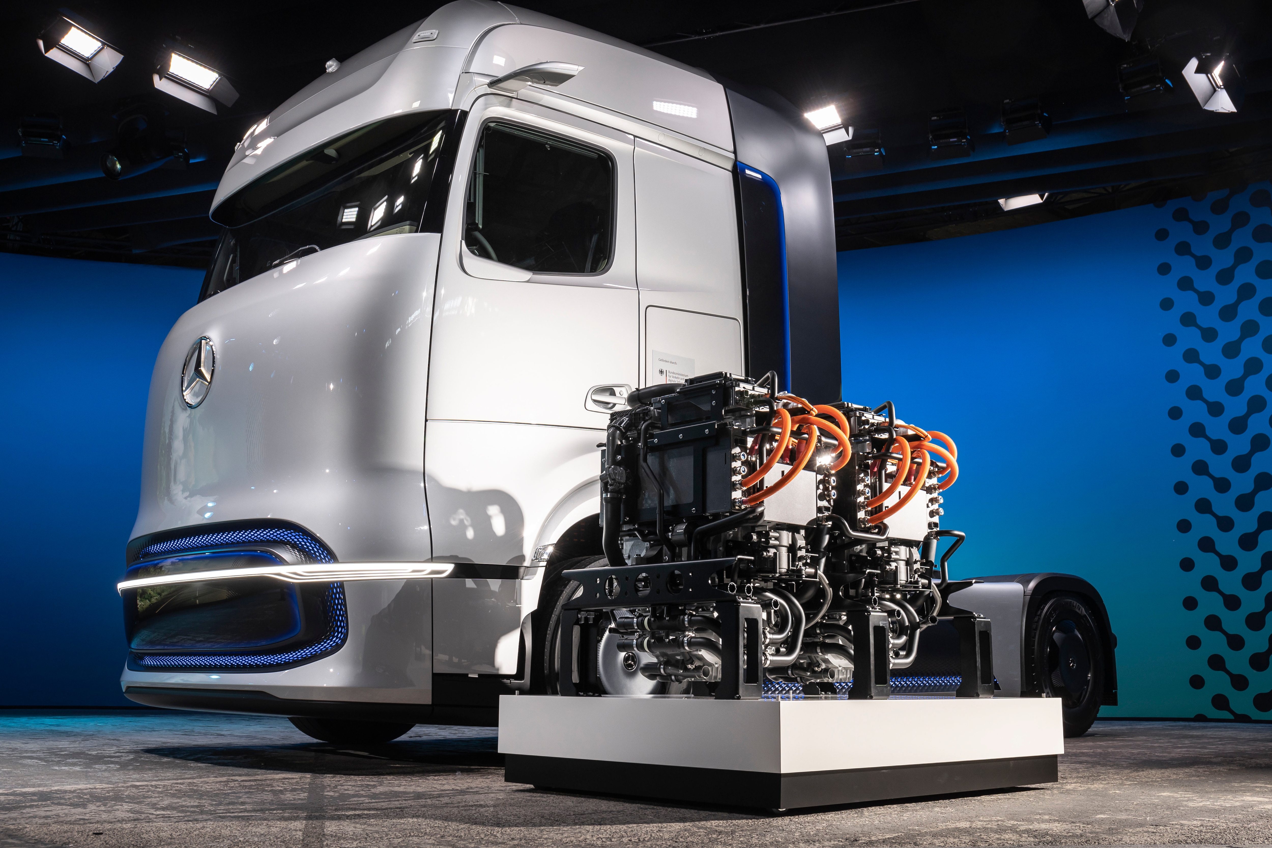The GenH2 Truck has a range of up to 1,000 kilometers and more for flexible and demanding long-haul transport on a single tank of hydrogen.
