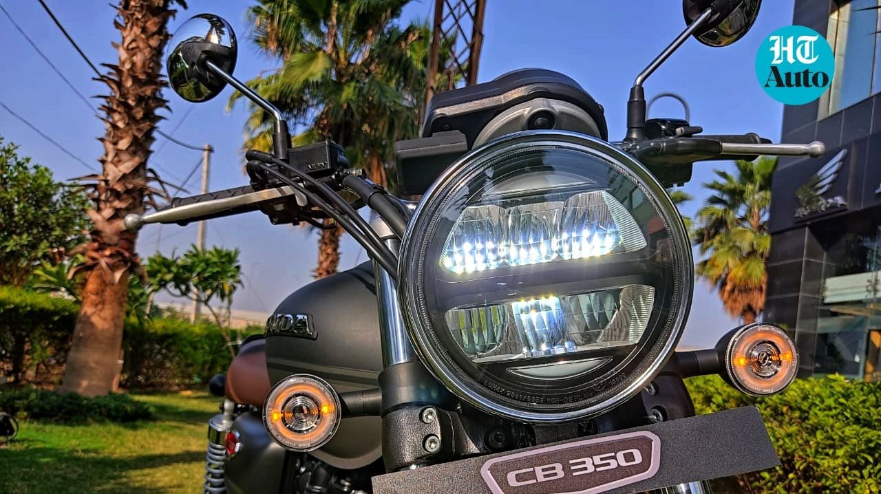 H'Ness CB350 gets a mid-sized circular headlamp with an all-LED setup residing inside a chrome ring. Image Credits: Prashant Singh