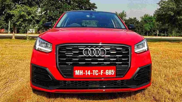 From the front, the Q2 SUV gets large octagonal single-frame grille, wedge-shaped LED head lights and sculpted bonnet. It features 17-inch alloy wheels. (HT Auto/Sabyasachi Dasgupta) From the front, the Q2 SUV gets large octagonal single-frame grille, wedge-shaped LED head lights and sculpted bonnet. It features 17-inch alloy wheels. (HT Auto/Sabyasachi Dasgupta)