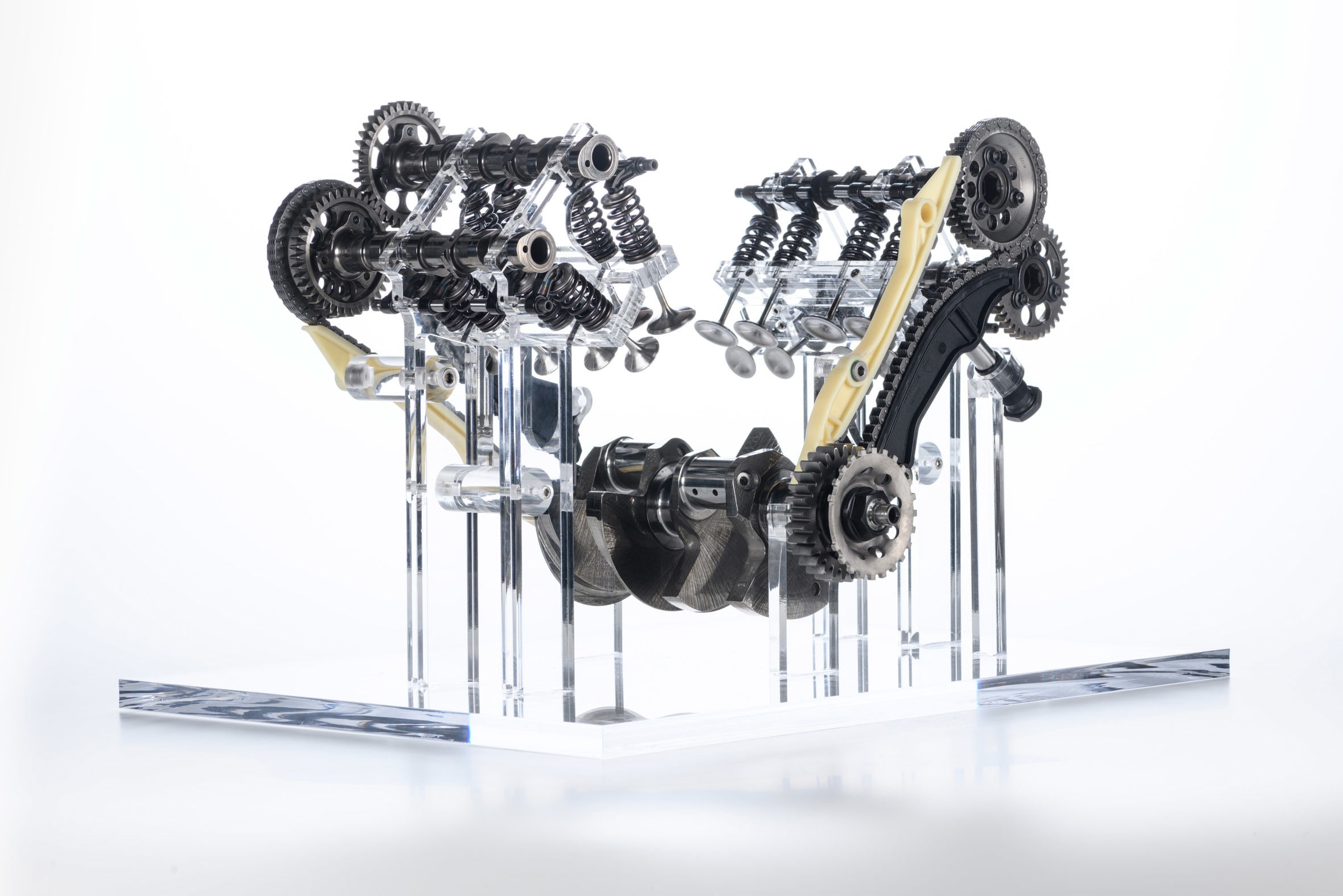 At 66.7 kg, the V4 Granturismo stands 1.2 kg lighter than the Testastretta twin-cylinder engine. 