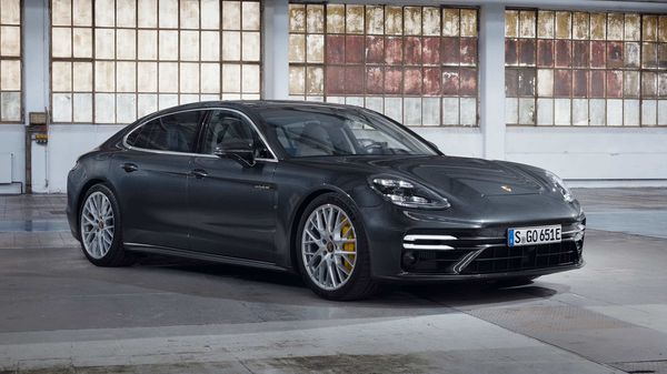 Арендовать Porsche Panamera Turbo S в Риме