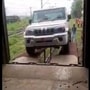 鉄道会社に積み込まれているマヒンドラボレロのピックアップバンの写真。 （写真提供：Piyush GoyalがTwitterに投稿したビデオのスクリーンショット）