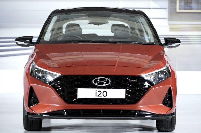 Hyundai i20 gets a plethora of styling updates on the outside and looks far sharper and stylish than ever before.