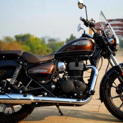 At the core of the Meteor sits a 349 cc single-cylinder engine which delivers around 20.2 bhp of power and 27 Nm of peak torque.