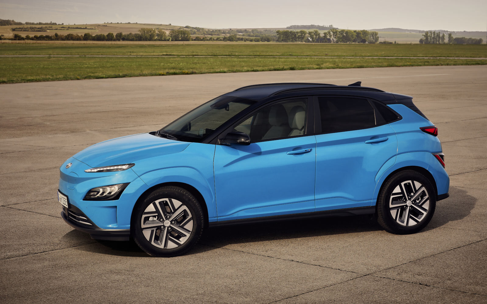 Side profile of the new Kona Electric