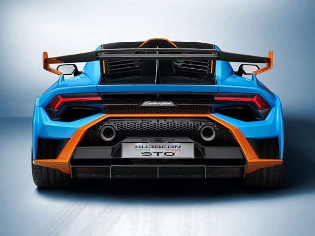 The rear fender derived from the Super Trofeo EVO decreases the front area and the drag as well as a result, also while increasing aerodynamic efficiency. The integrated 'shark-fin' on the rear bonnet improves the car's dynamic abilities. The rear fender derived from the Super Trofeo EVO decreases the front area and the drag as well as a result, also while increasing aerodynamic efficiency. The integrated 'shark-fin' on the rear bonnet improves the car's dynamic abilities.