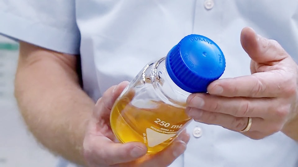 Automotive plastic components are processed into pyrolysis oil by chemical recycling. Automotive plastic components are processed into pyrolysis oil by chemical recycling.