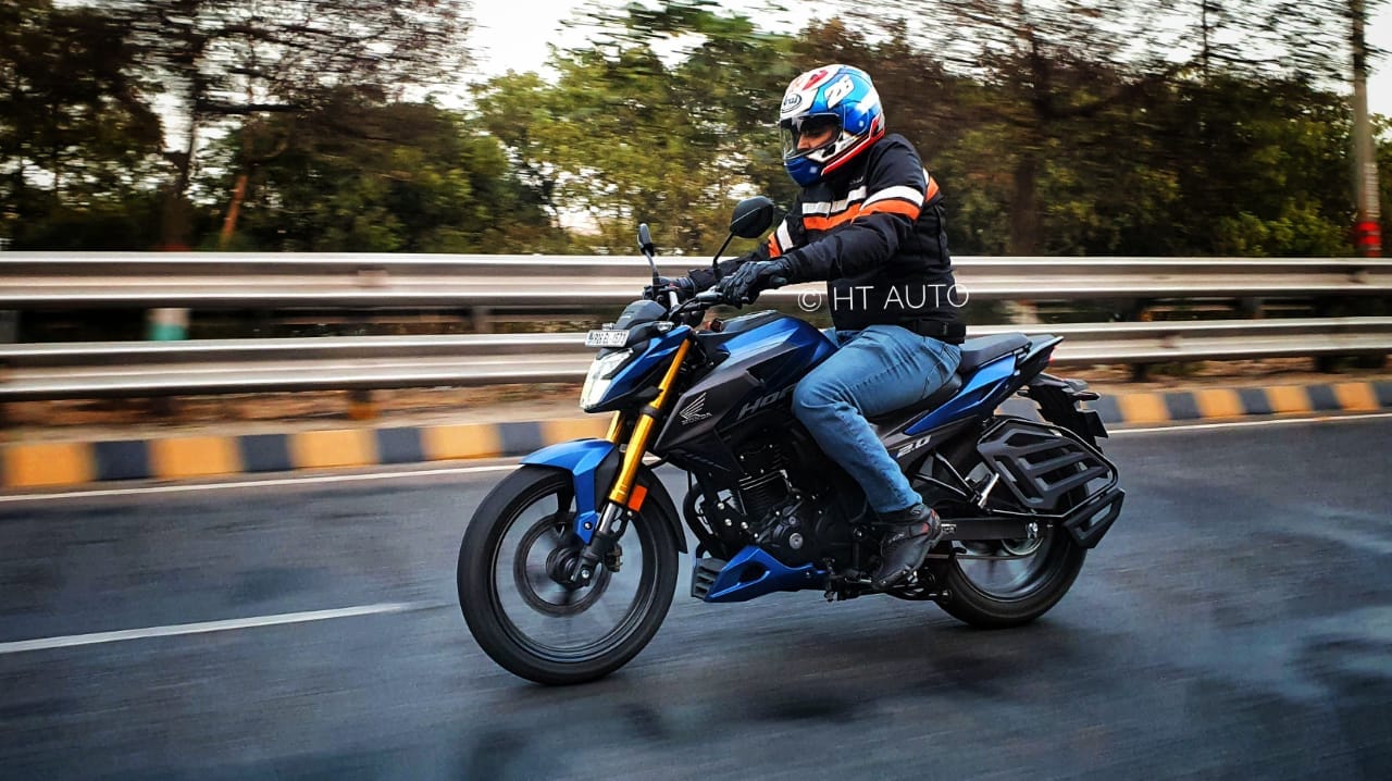 Honda Hornet 2.0 offers a sporty riding position with rear-seat footpegs and a mildly forward-leaning body position. (HT Auto/Sabyasachi Dasgupta)