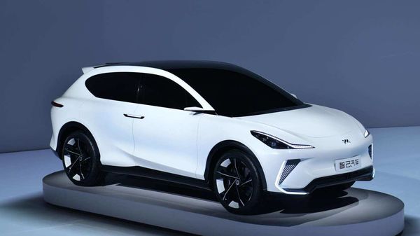 Alibaba partners SAIC to unveil electric car with wireless