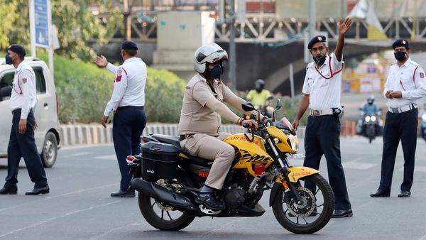 Delhi Traffic Police wearing protective masks monitor road conditions. (Bloomberg)