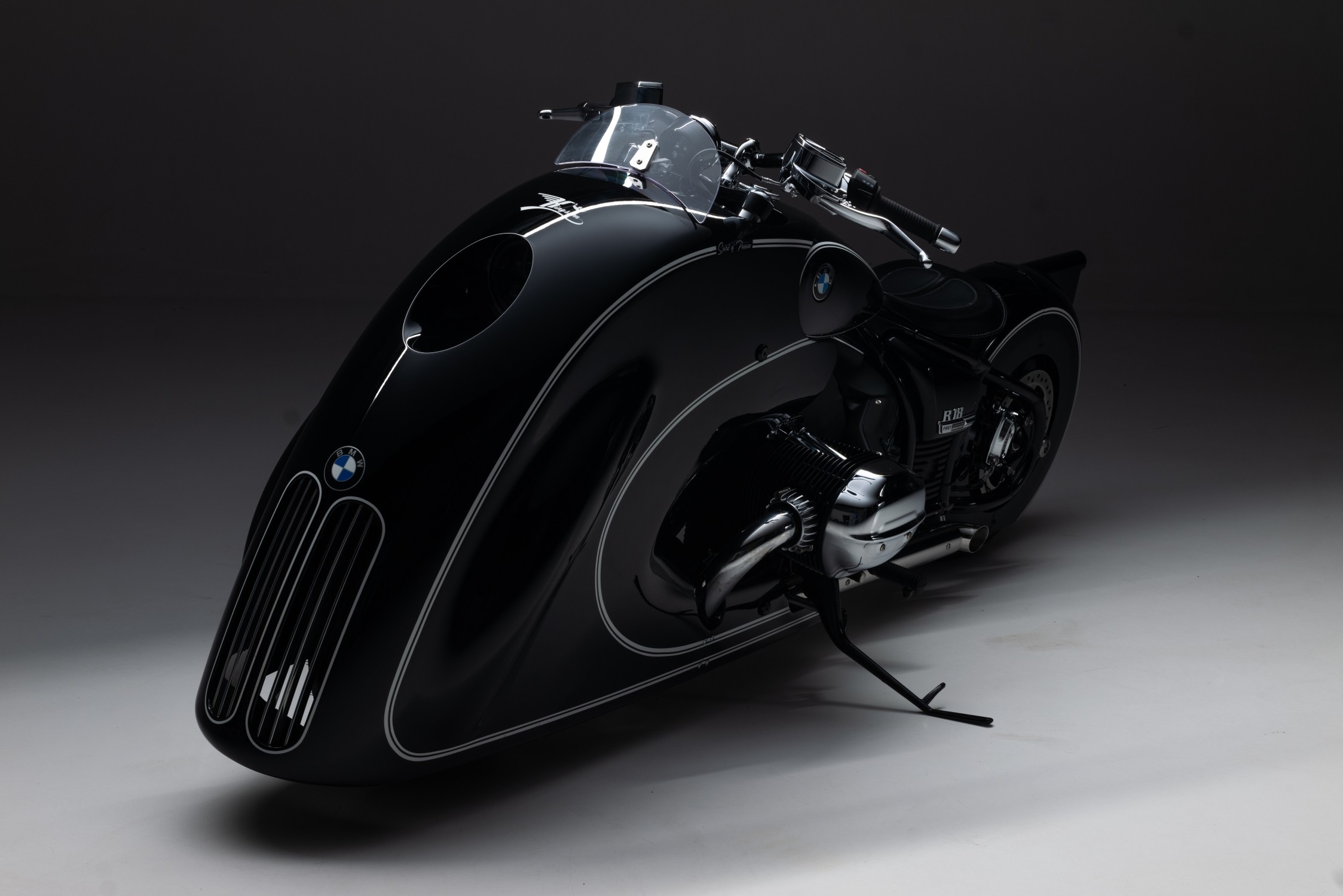 The biggest eye-catcher on the bike is its signature Kingston fairing. The Spirit of Passion benefits from a completely handmade fairing design, including custom handlebar and mudguard. The biggest eye-catcher on the bike is its signature Kingston fairing. The Spirit of Passion benefits from a completely handmade fairing design, including custom handlebar and mudguard.