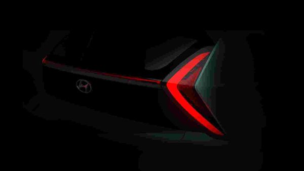 The rear of the Bayon SUV features arrow-shaped brake lights connected by a thin red line. The rear of the Bayon SUV features arrow-shaped brake lights connected by a thin red line.