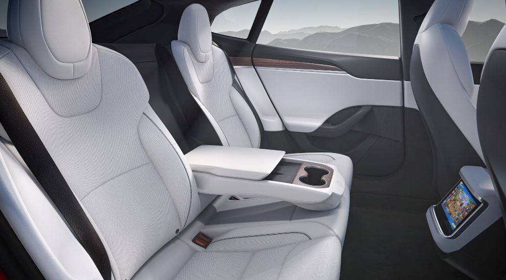 Tesla Model S update to include plane-like steering, TV-like main screen