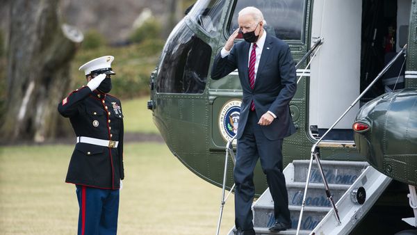 U.S. President Joe Biden disembarks from Marine One on the South Lawn of the White House in Washington, D.C. (Bloomberg)