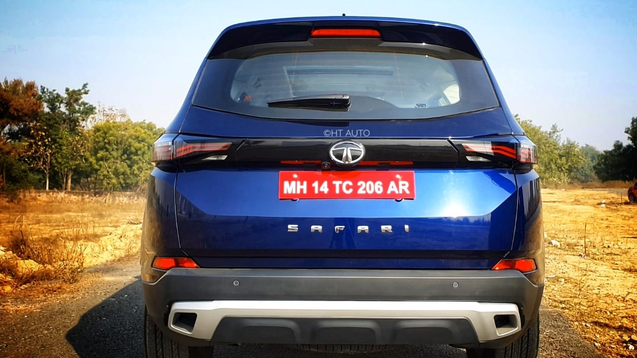 The rear section has been refreshed with a more upright tailgate and a very high set rear glass windows. Wide Safari lettering in bold sits on the lower side of the tailgate and a dual-tone bumper completes the look. (Image: Sabyasachi Dasgupta/ HT Auto)