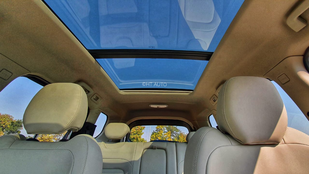 which tata safari model has sunroof