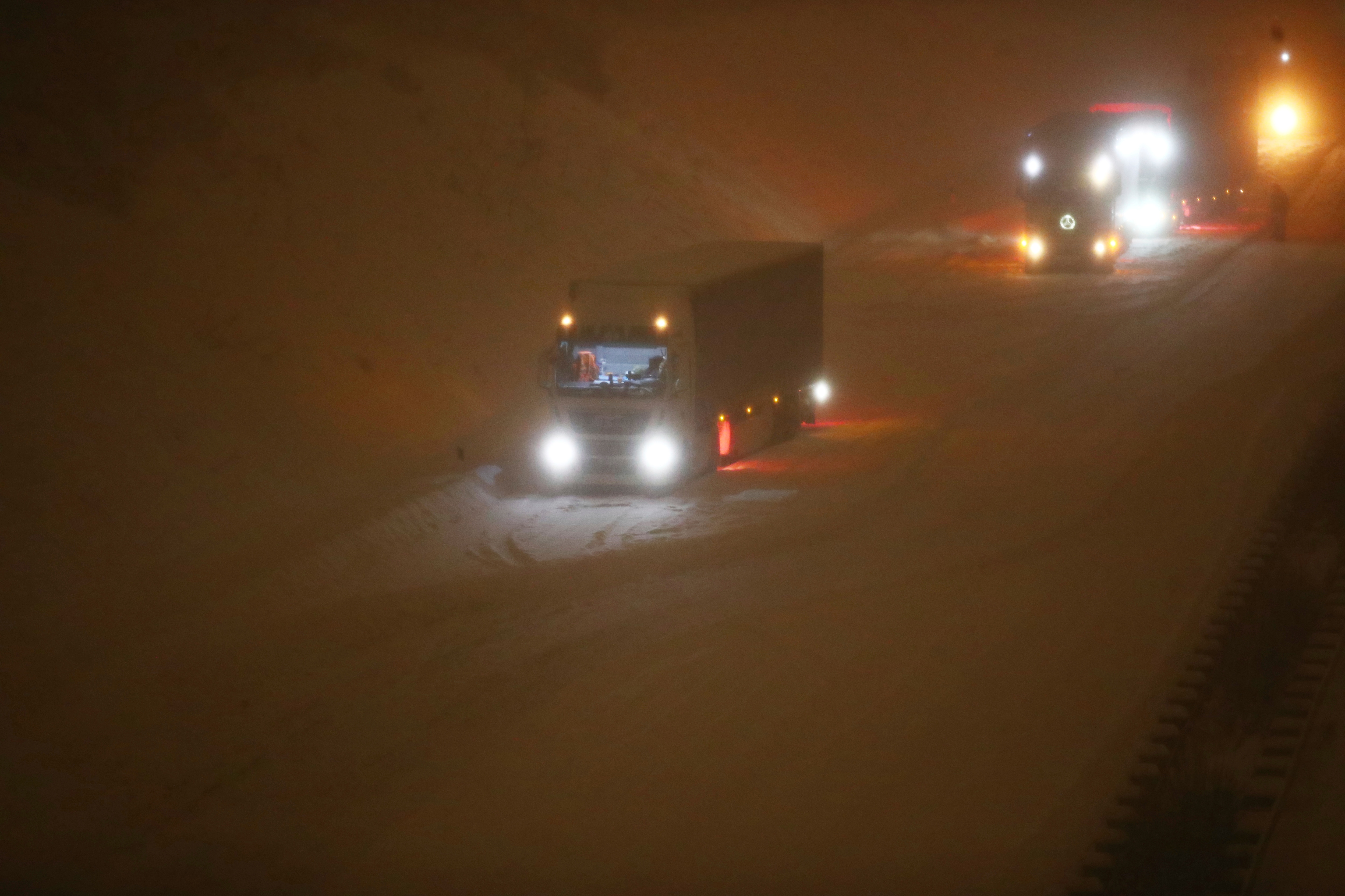 Truk terjebak dalam kemacetan lalu lintas di Autobahn 4 dekat Gera, Jerman setelah hujan salju lebat pada malam 7 Februari.