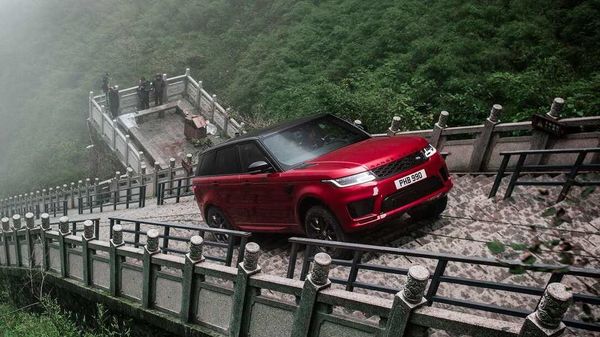 The 2020 Range Rover Sport sports a new Ingenium six-cylinder diesel engines with mild hybrid technology at its core.