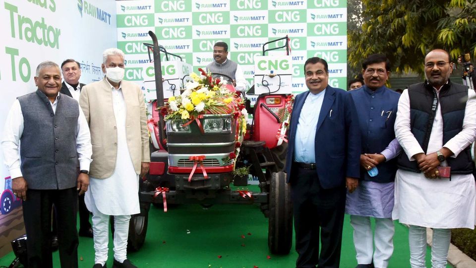 India S First Cng Tractor Launched Promises To Bring Down Fuel Costs