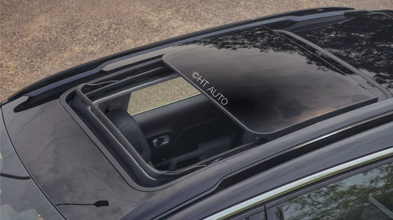 The upper variant of C5 Aircross gets a large panoramic sunroof.