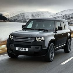 Land Rover has unveiled a V8 version of the new Defender SUV, with 525 hp of power, 625 Nm of torque and a more aggressive look. It tops the range of the brand's new adventurer.
