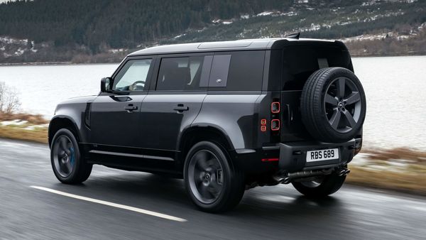 Stapel gevaarlijk Paragraaf In pics: Land Rover unveils more powerful Defender V8 | HT Auto