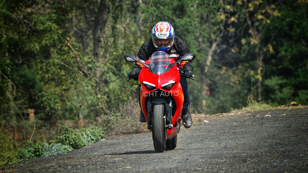 Panigale V2's 955 cc engine has typical twin traits in terms of power delivery. (Image Credits: HT Auto/Sanjay Rohilla)
