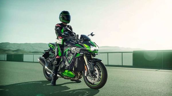 Kawasaki ZH2SE variant currently costs ₹25.90 lakh (ex-showroom) in the Indian market.