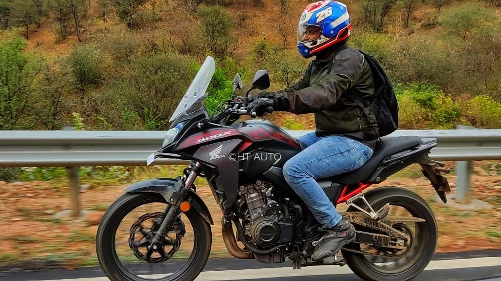 Tipping the scales at 197kg, the Honda CB-X feels very well balanced on the tarmac. (Image Credits: HT Auto/Prashant Singh)