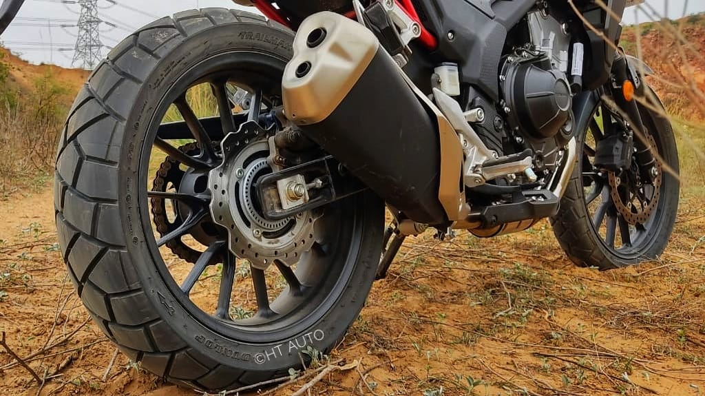 The twin shiny exhaust pipes look clean, leading into a single stubby exhaust featuring a silver plate over a matt black finish, giving it a dual-tone effect. The rear section is pointy, as the front, thus complements its overall sharp and edgy body lines. (Image Credits: HT Auto/Prashant Singh)