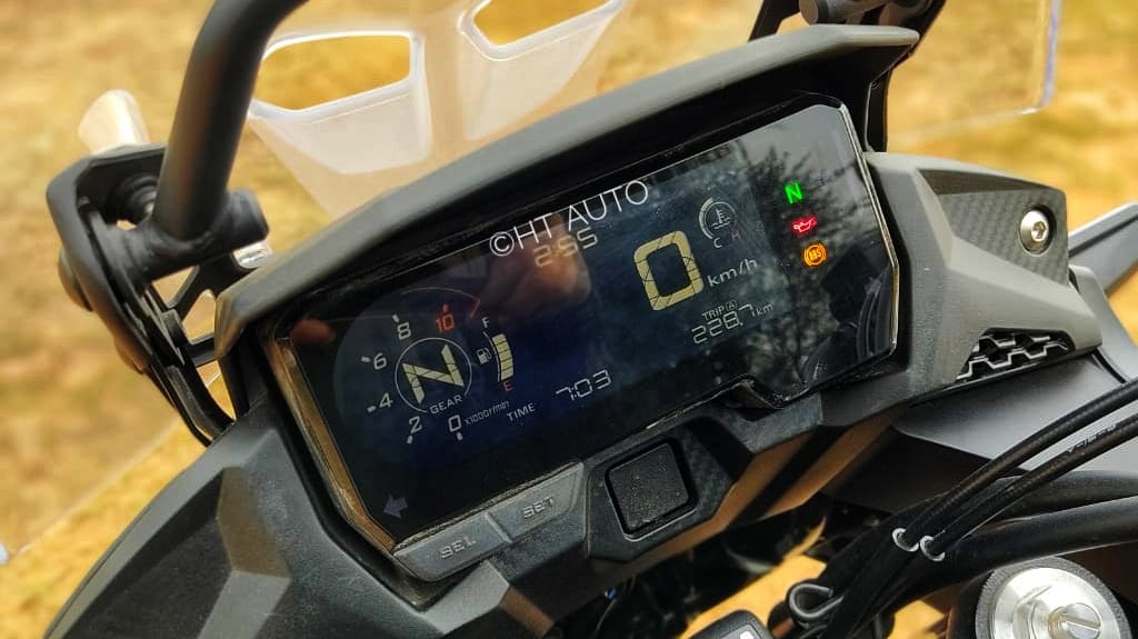 The LCD display that provides a plethora of information such as the gear position, speed, clock, toggle menus, and a circular tachometer. (Image Credits: HT Auto/Prashant Singh)