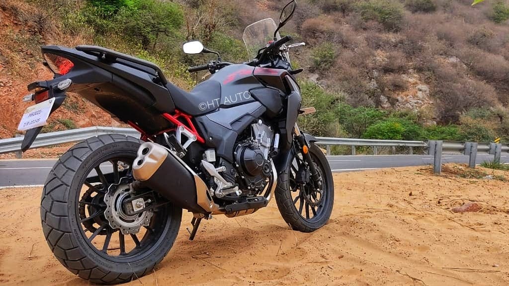 Key features of the bike include a tall windscreen, a negative LCD instrument cluster, full-LED lighting, single piece saddle, and alloy wheels. It also gets electric rider aids such as dual-channel ABS, emergency stop signal, and Honda Ignition Security System. (Image Credits: HT Auto/Prashant Singh)