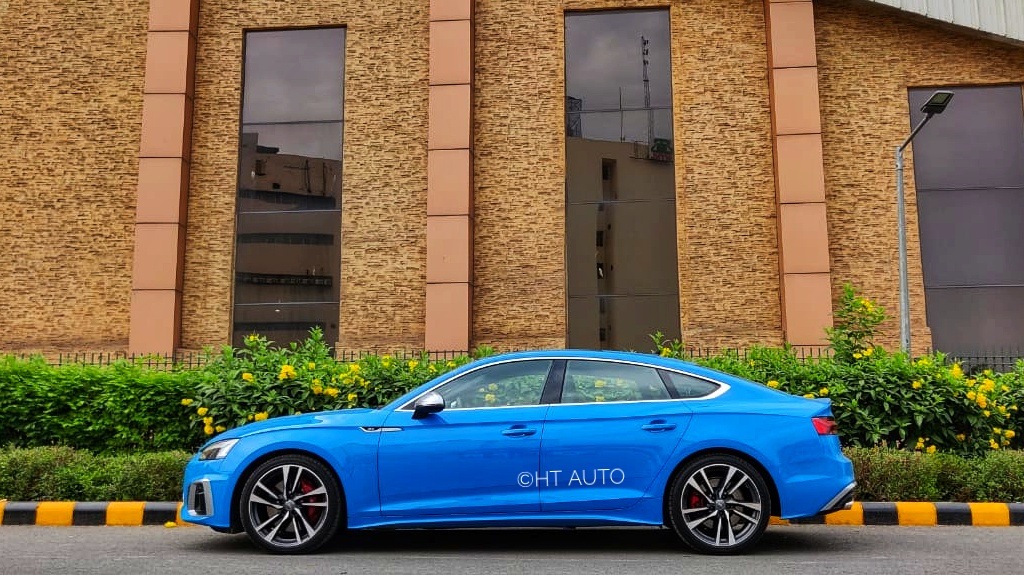 A low-slung side profile of Audi S5 Sportback, complete with its tapering roofline, helps it get an aggressive look.