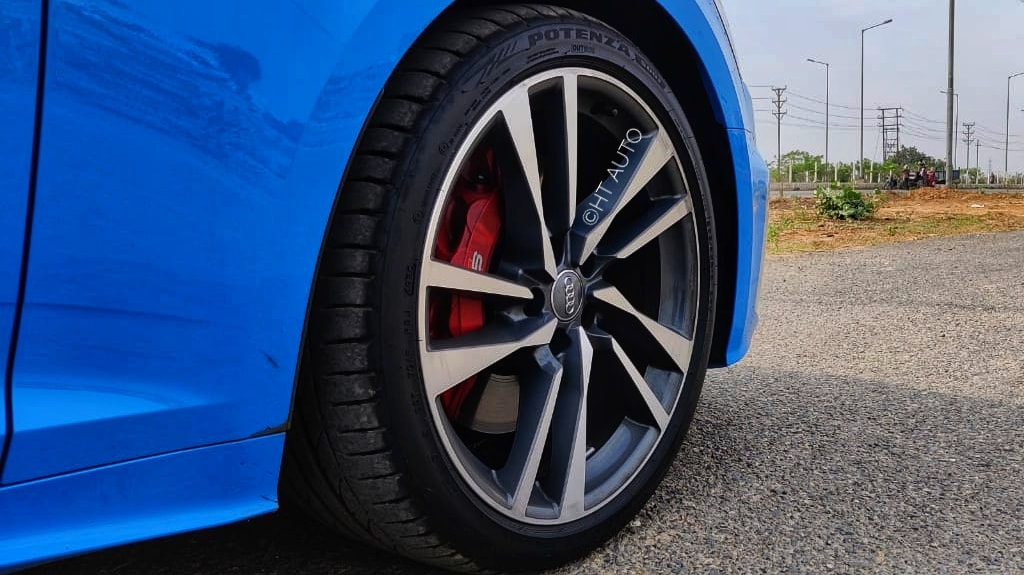 The graphite grey alloy wheels help the S5 Sportback have a sportier appeal.