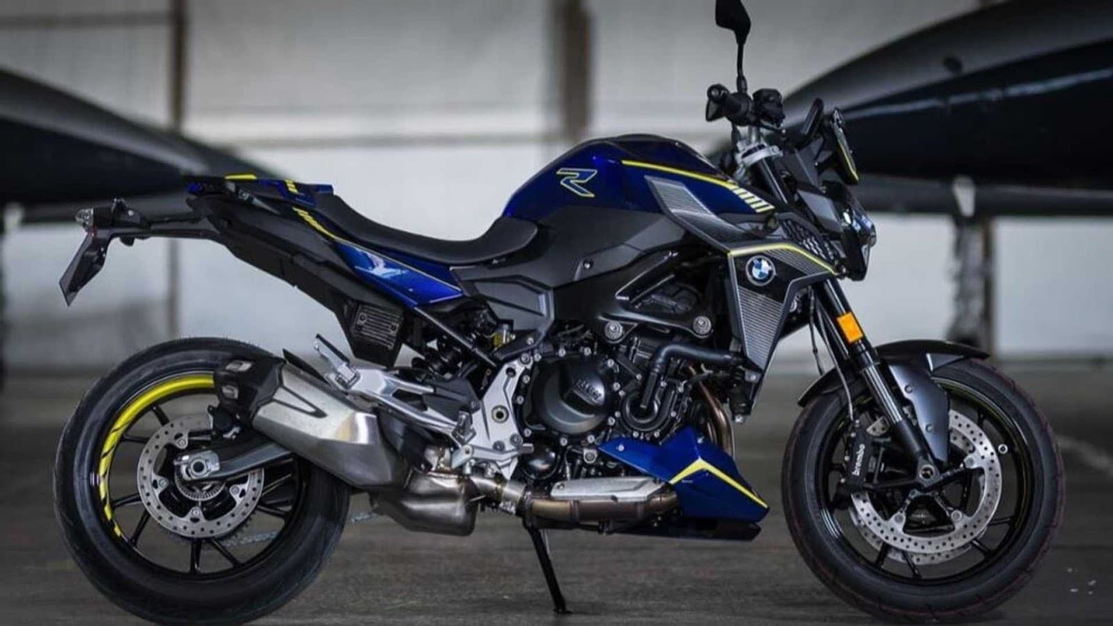 Only 300 units of the F 900 R Force will be produced.