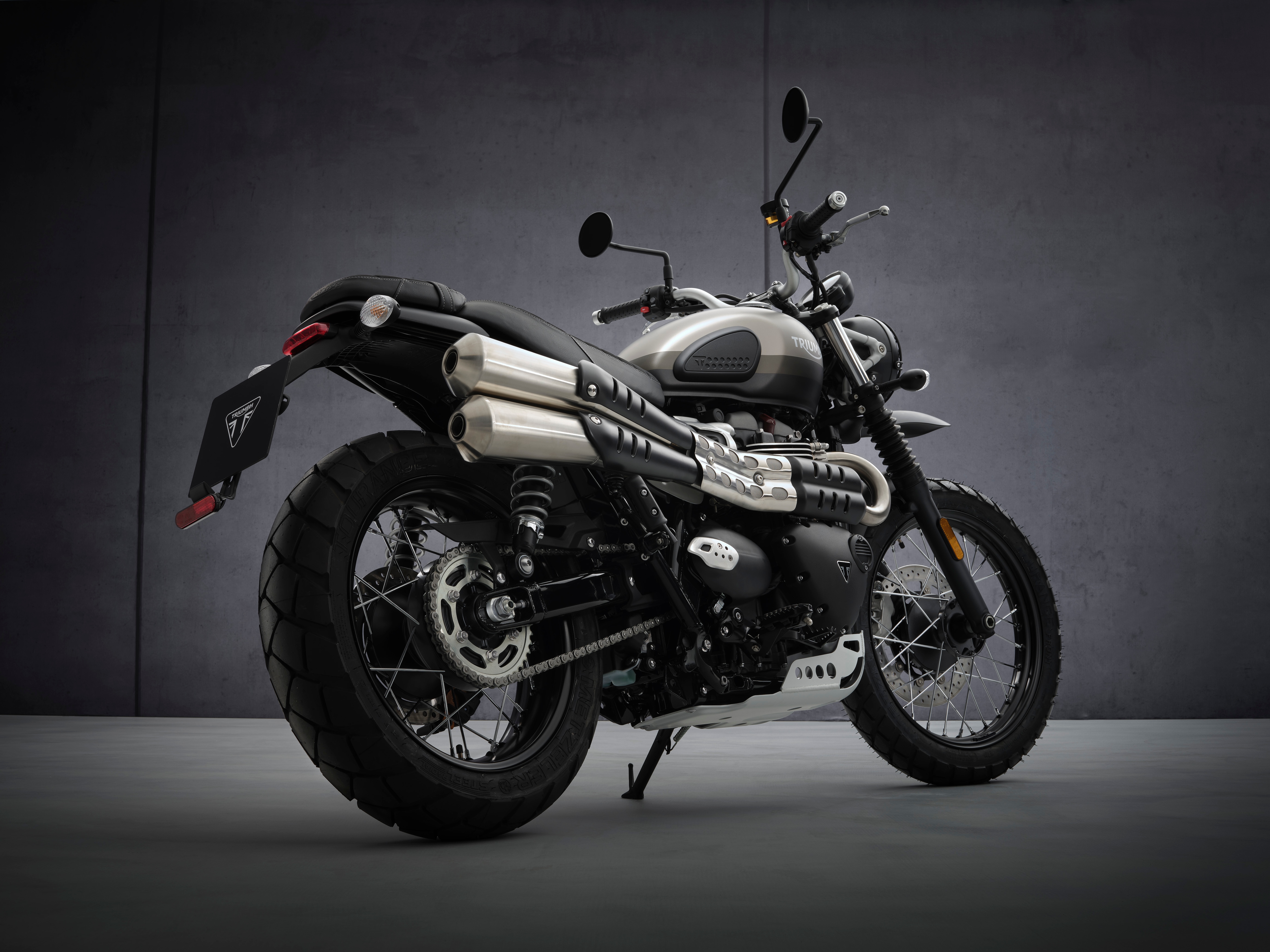 This exclusive edition differs from the standard version with its Matt Stor Gray and Ironstone paint, as well as the factory installed Matt Storm Gray high front fender. This exclusive edition differs from the standard version with its Matt Stor Gray and Ironstone paint, as well as the factory installed Matt Storm Gray high front fender.